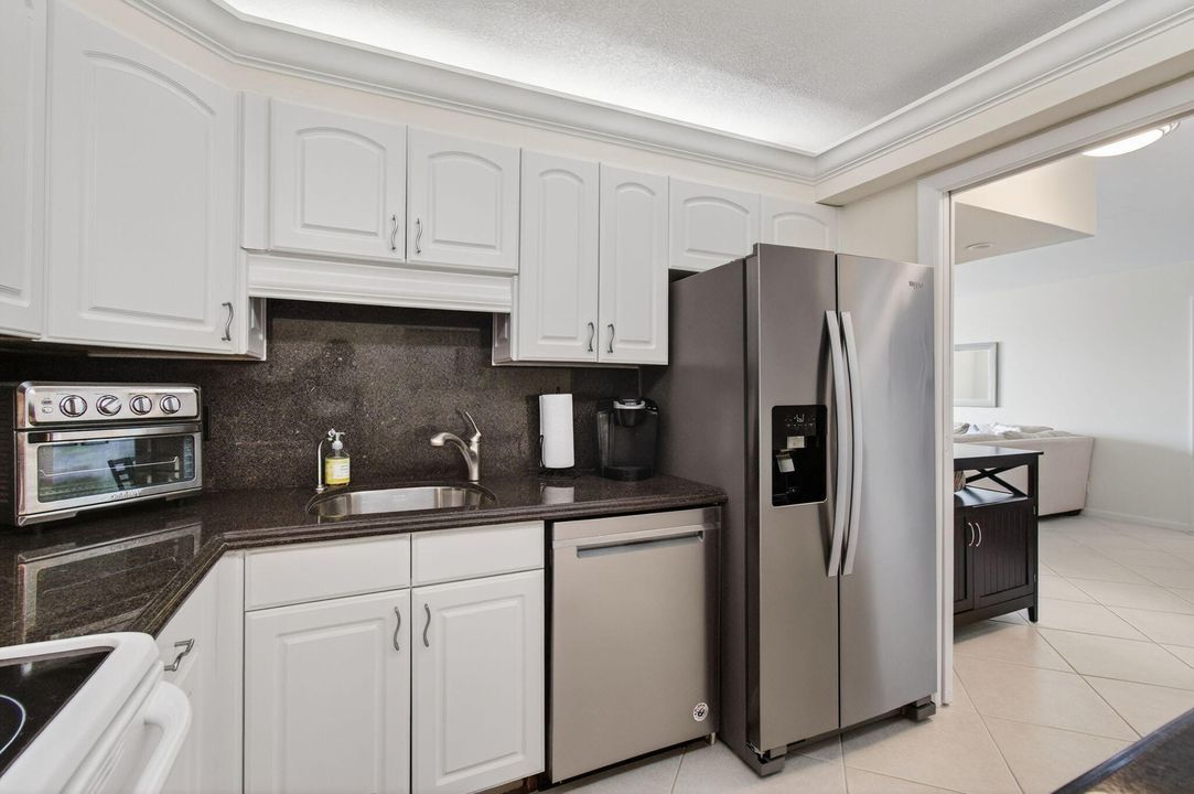 For Sale: $699,000 (2 beds, 2 baths, 1100 Square Feet)