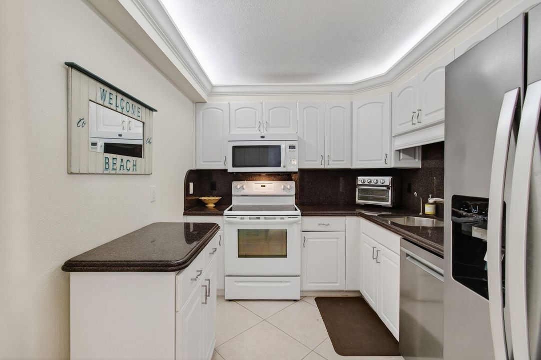 For Sale: $699,000 (2 beds, 2 baths, 1100 Square Feet)