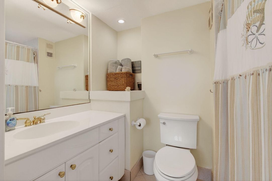 For Sale: $699,000 (2 beds, 2 baths, 1100 Square Feet)