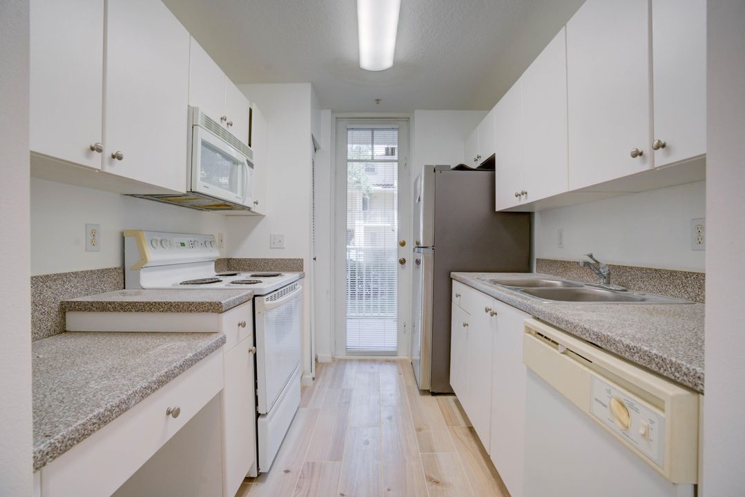 Под контрактом: $1,900 (1 спален, 1 ванн, 596 Квадратных фут)