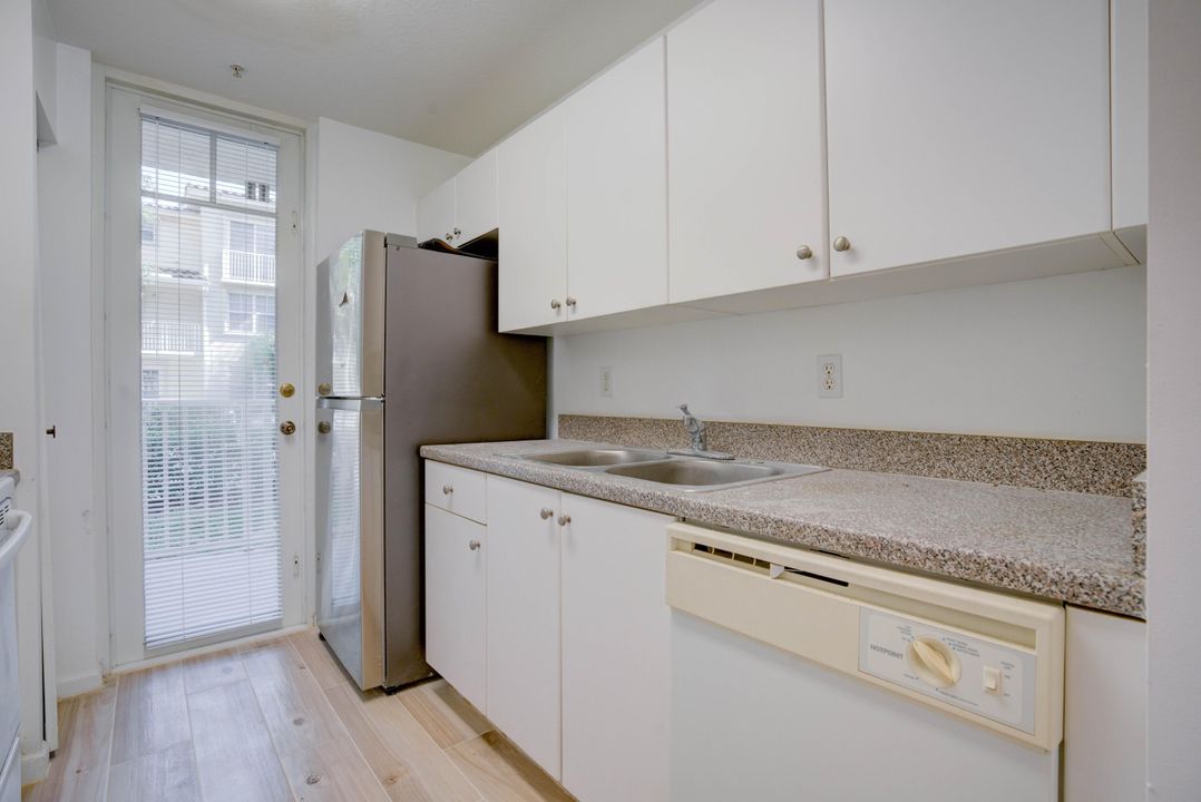 Под контрактом: $1,900 (1 спален, 1 ванн, 596 Квадратных фут)