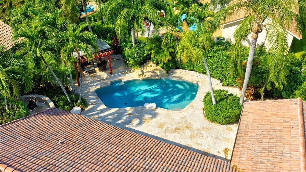 合同活跃: $775,000 (4 贝兹, 2 浴室, 2058 平方英尺)