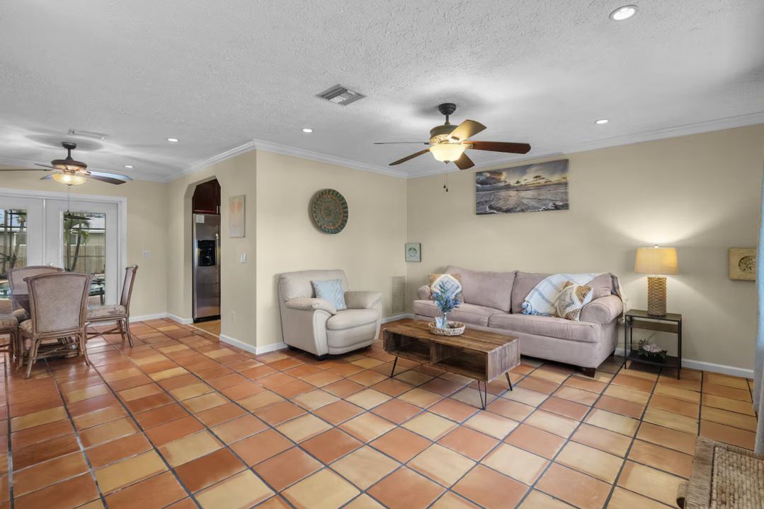 出租: $8,500 (2 贝兹, 2 浴室, 1040 平方英尺)