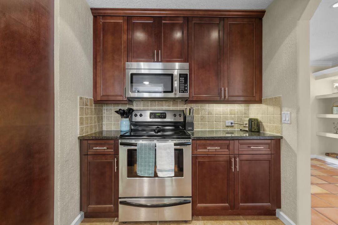 出租: $8,500 (2 贝兹, 2 浴室, 1040 平方英尺)