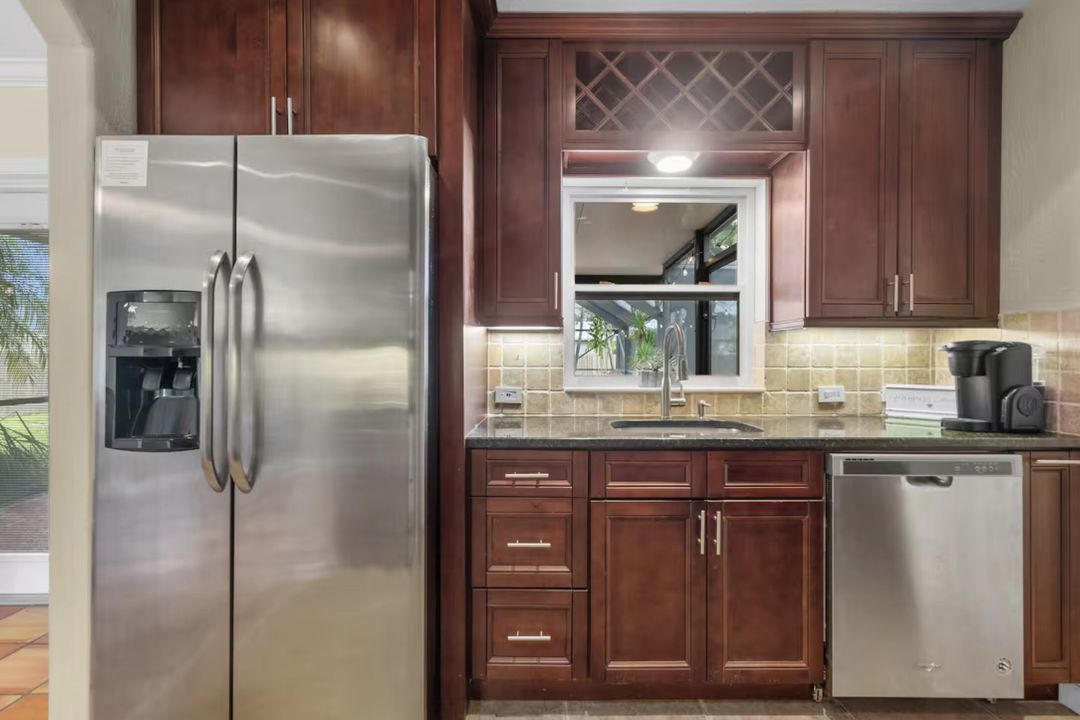 出租: $8,500 (2 贝兹, 2 浴室, 1040 平方英尺)