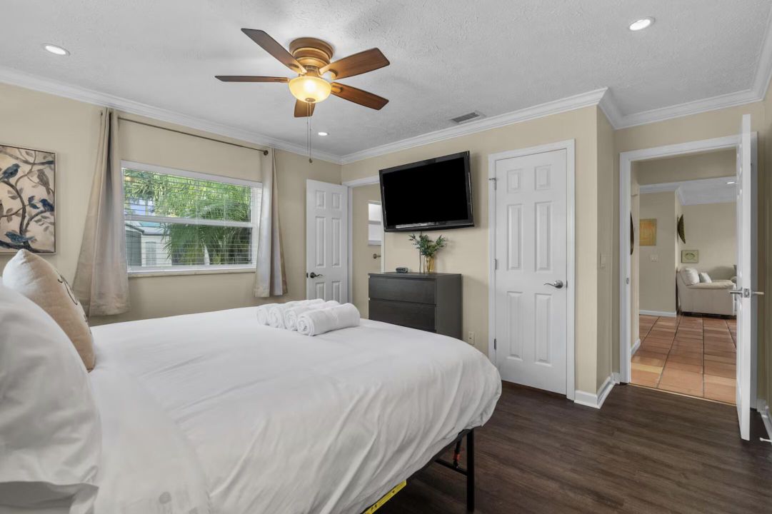 出租: $8,500 (2 贝兹, 2 浴室, 1040 平方英尺)