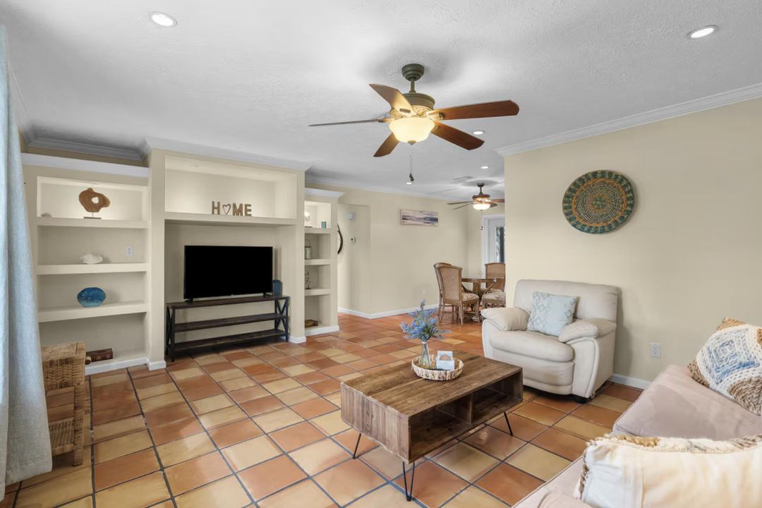 出租: $8,500 (2 贝兹, 2 浴室, 1040 平方英尺)