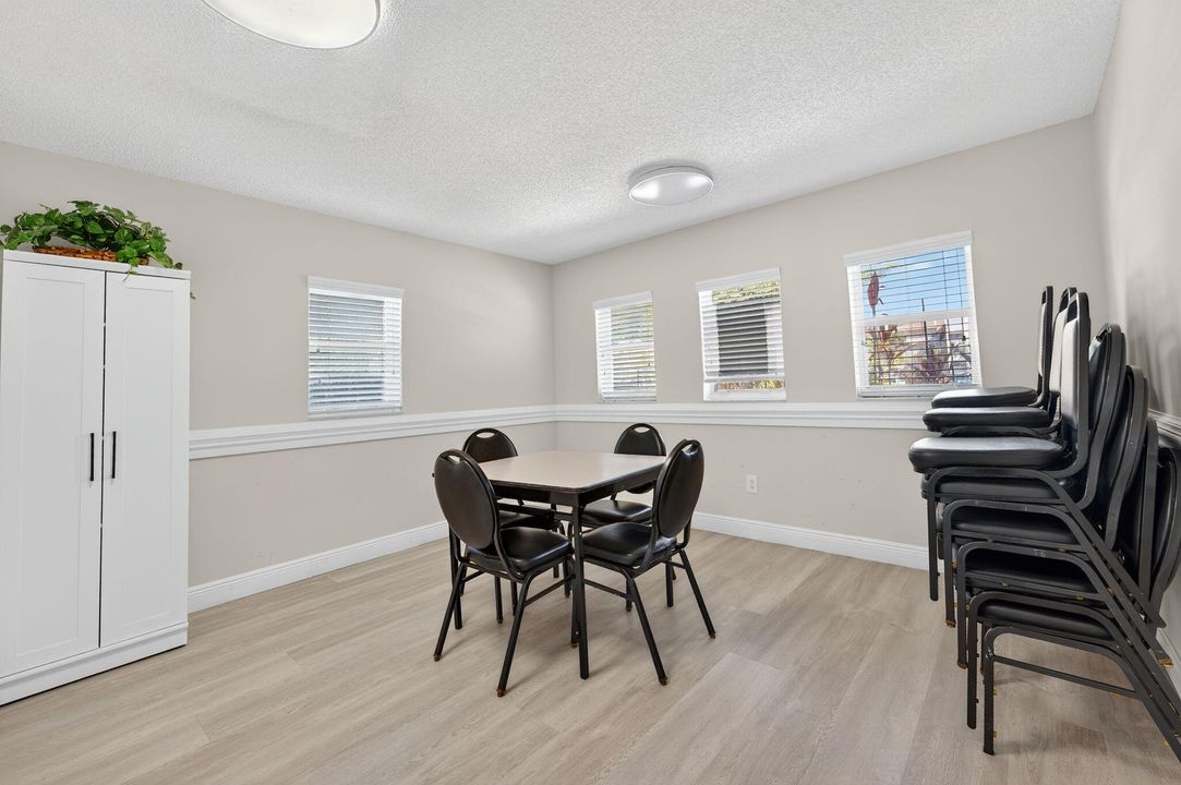 待售: $159,900 (2 贝兹, 2 浴室, 1215 平方英尺)