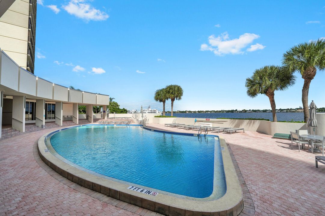 待售: $384,000 (1 贝兹, 1 浴室, 996 平方英尺)