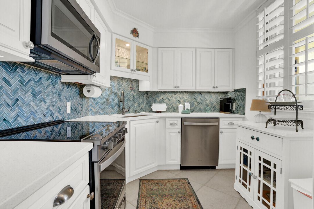 待售: $384,000 (1 贝兹, 1 浴室, 996 平方英尺)