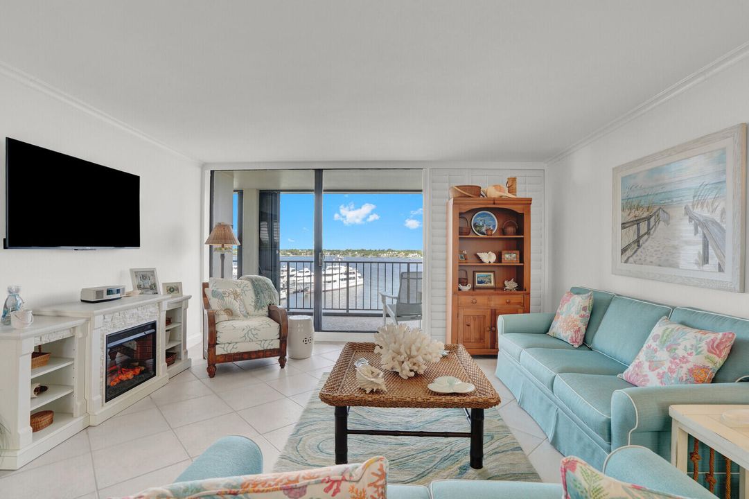 待售: $384,000 (1 贝兹, 1 浴室, 996 平方英尺)