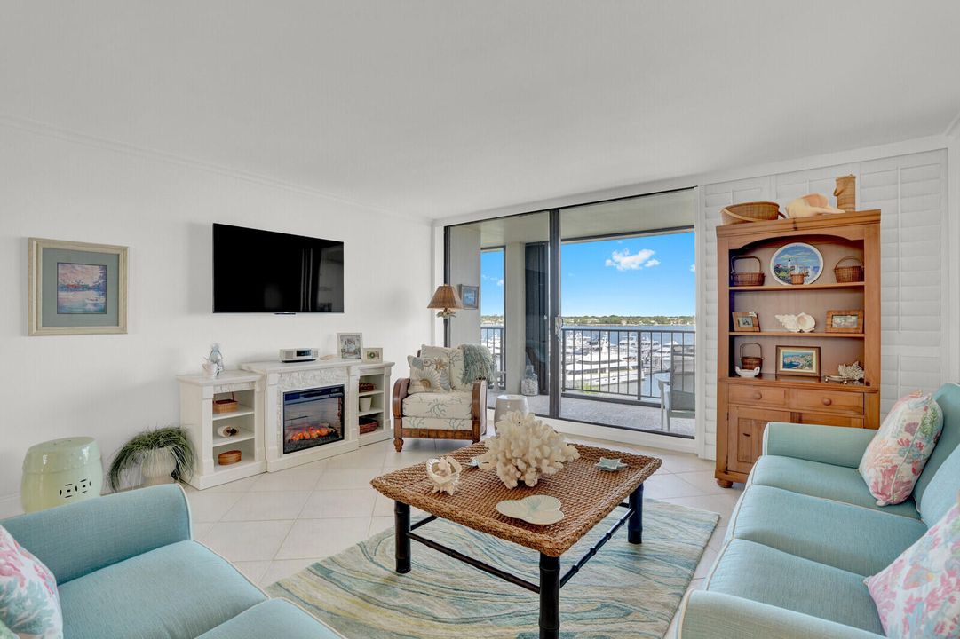 待售: $384,000 (1 贝兹, 1 浴室, 996 平方英尺)