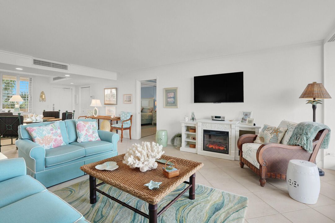 待售: $384,000 (1 贝兹, 1 浴室, 996 平方英尺)