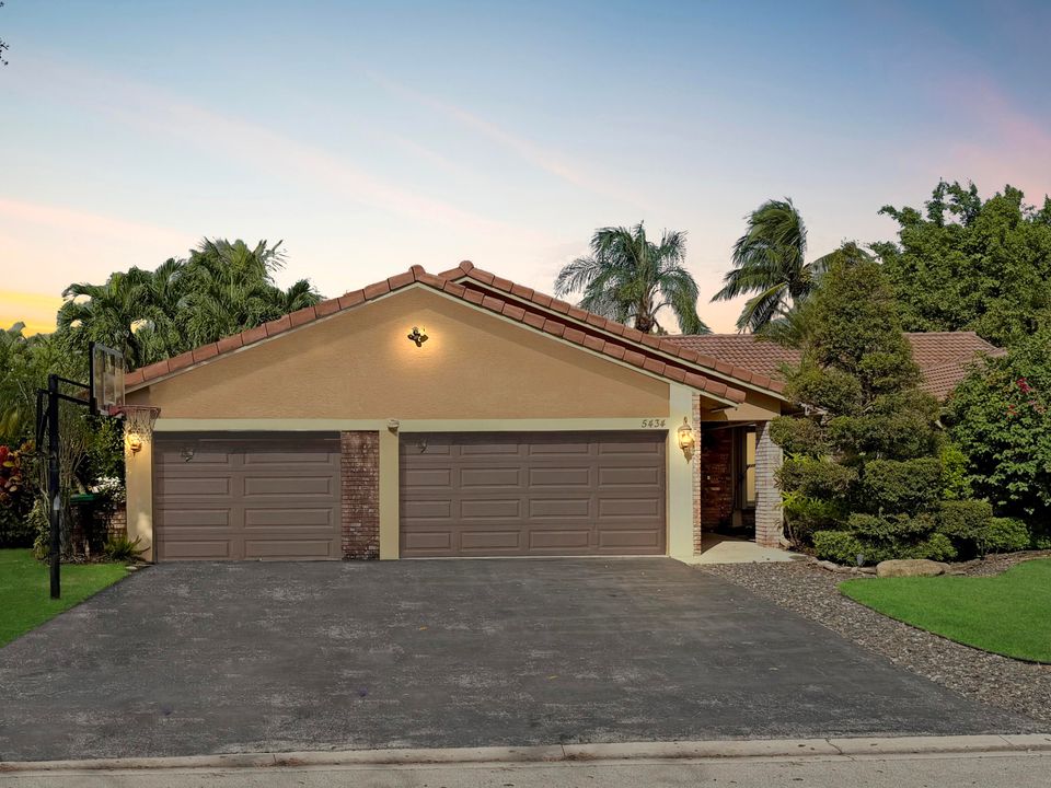 合同活跃: $775,000 (4 贝兹, 2 浴室, 2058 平方英尺)