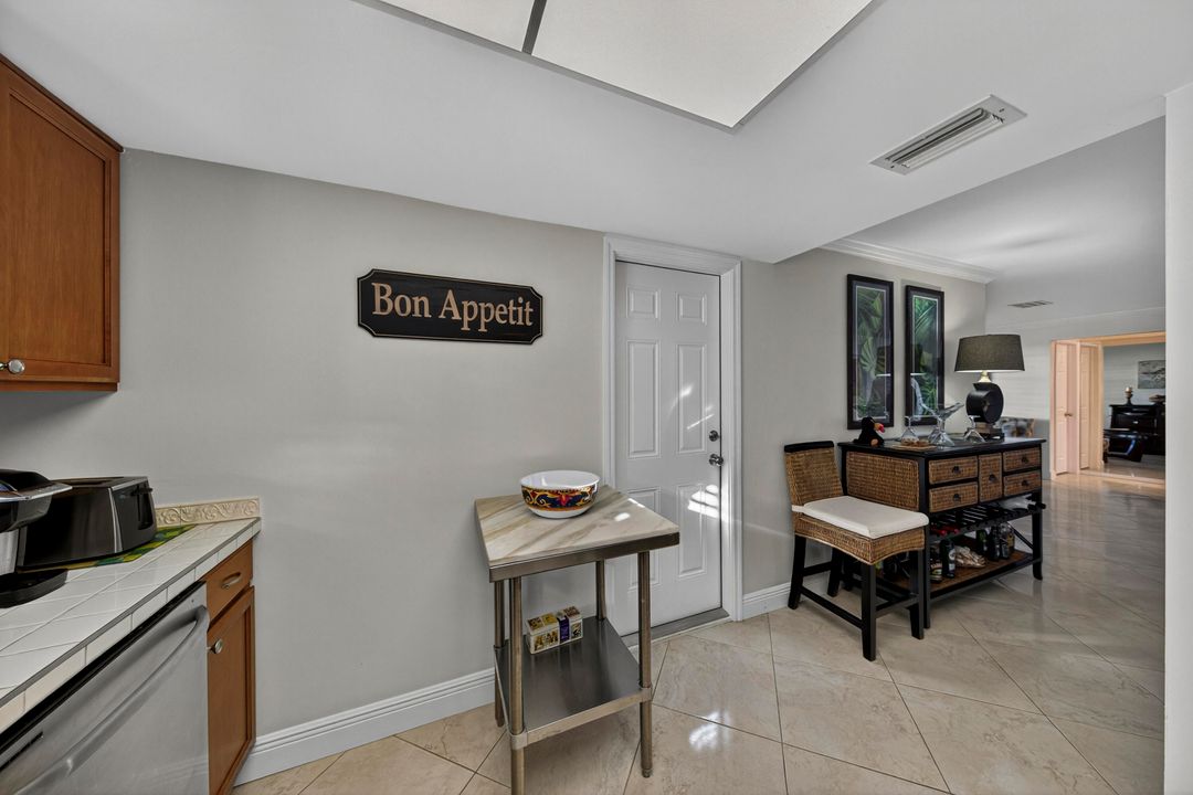 Active With Contract: $299,000 (2 beds, 1 baths, 1395 Square Feet)