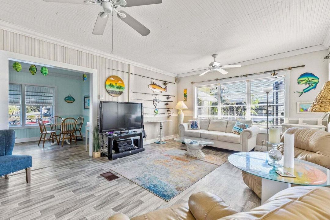 For Sale: $279,900 (2 beds, 2 baths, 1577 Square Feet)