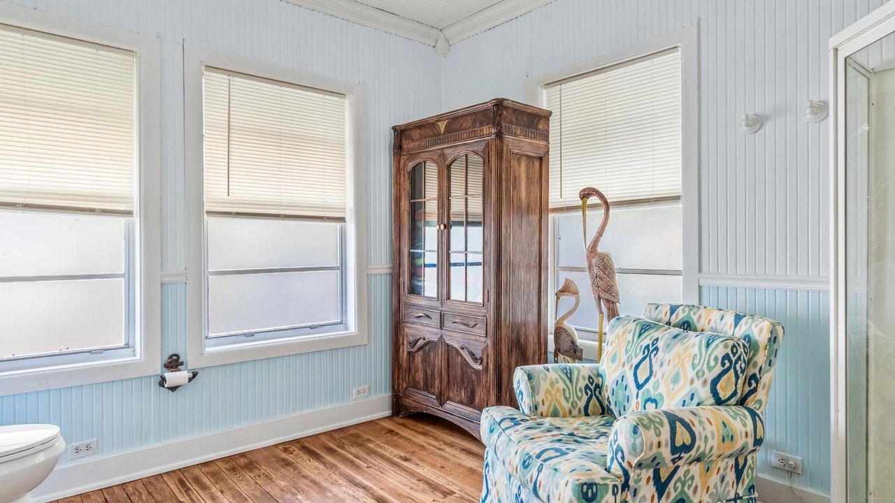 For Sale: $279,900 (2 beds, 2 baths, 1577 Square Feet)