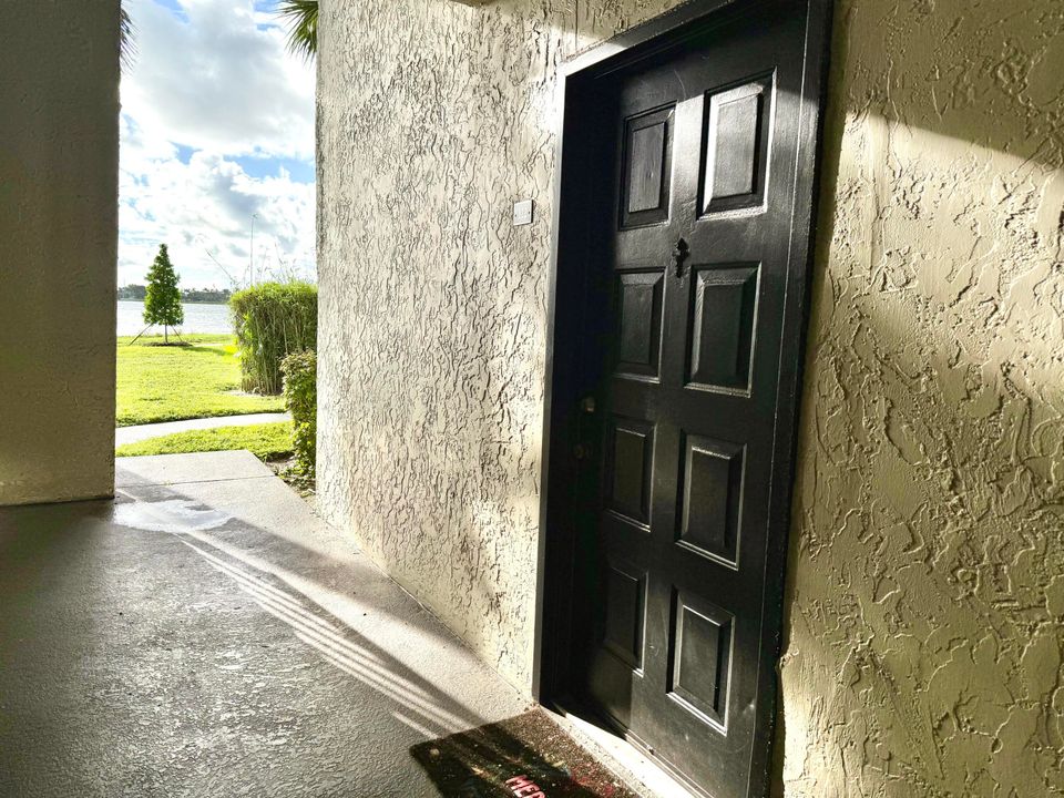 For Sale: $195,000 (1 beds, 1 baths, 728 Square Feet)