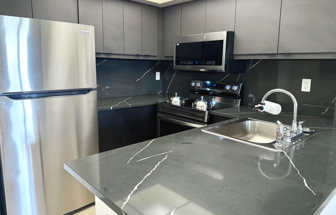 For Sale: $195,000 (1 beds, 1 baths, 728 Square Feet)