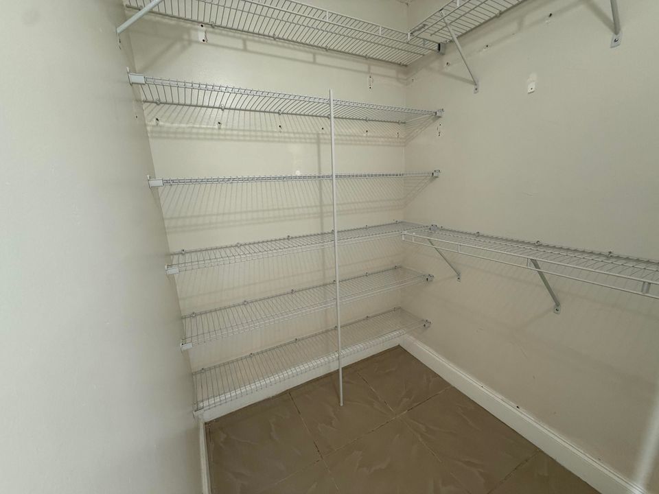 For Sale: $195,000 (1 beds, 1 baths, 728 Square Feet)