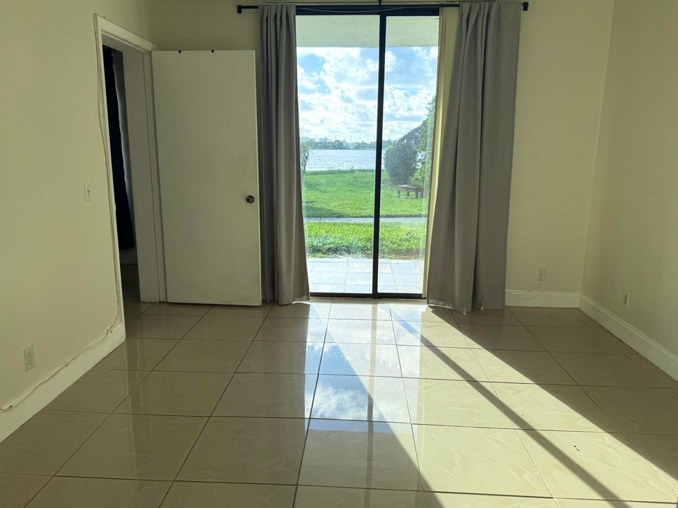 For Sale: $195,000 (1 beds, 1 baths, 728 Square Feet)