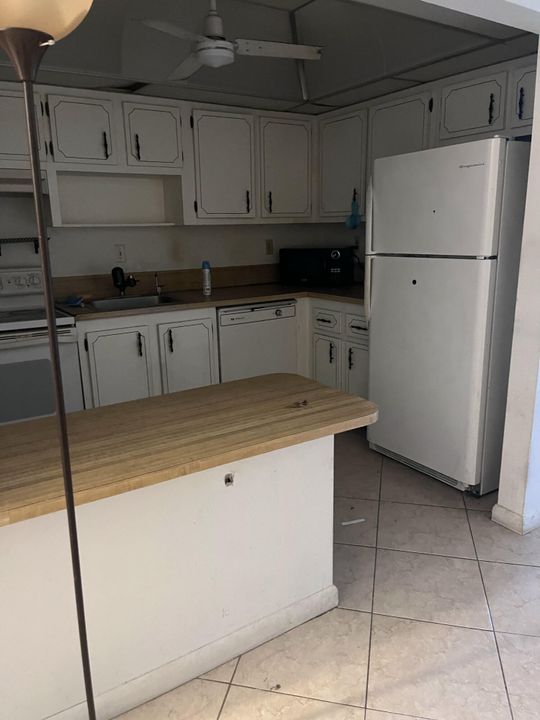 合同活跃: $90,000 (1 贝兹, 1 浴室, 960 平方英尺)