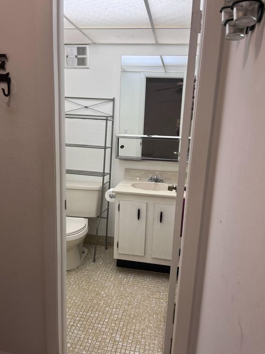 合同活跃: $90,000 (1 贝兹, 1 浴室, 960 平方英尺)