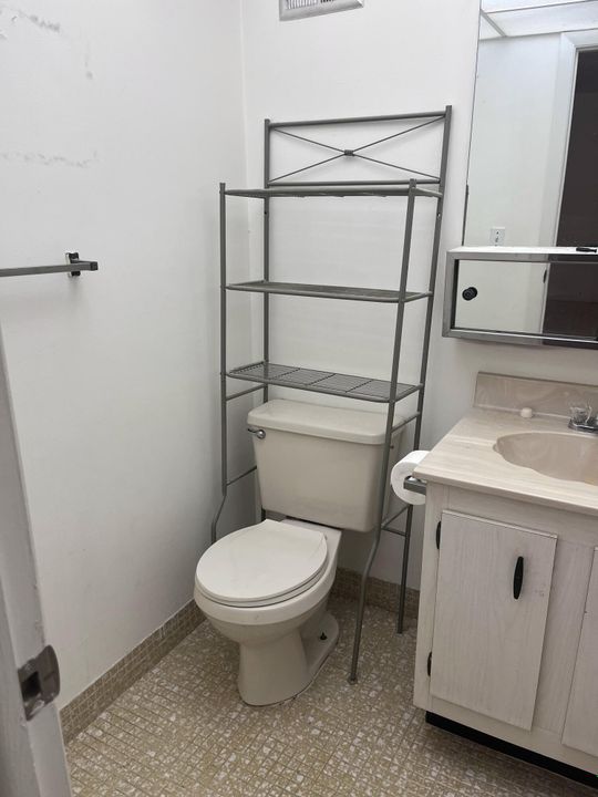 合同活跃: $90,000 (1 贝兹, 1 浴室, 960 平方英尺)