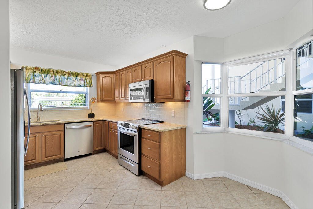 For Sale: $215,900 (2 beds, 2 baths, 1200 Square Feet)