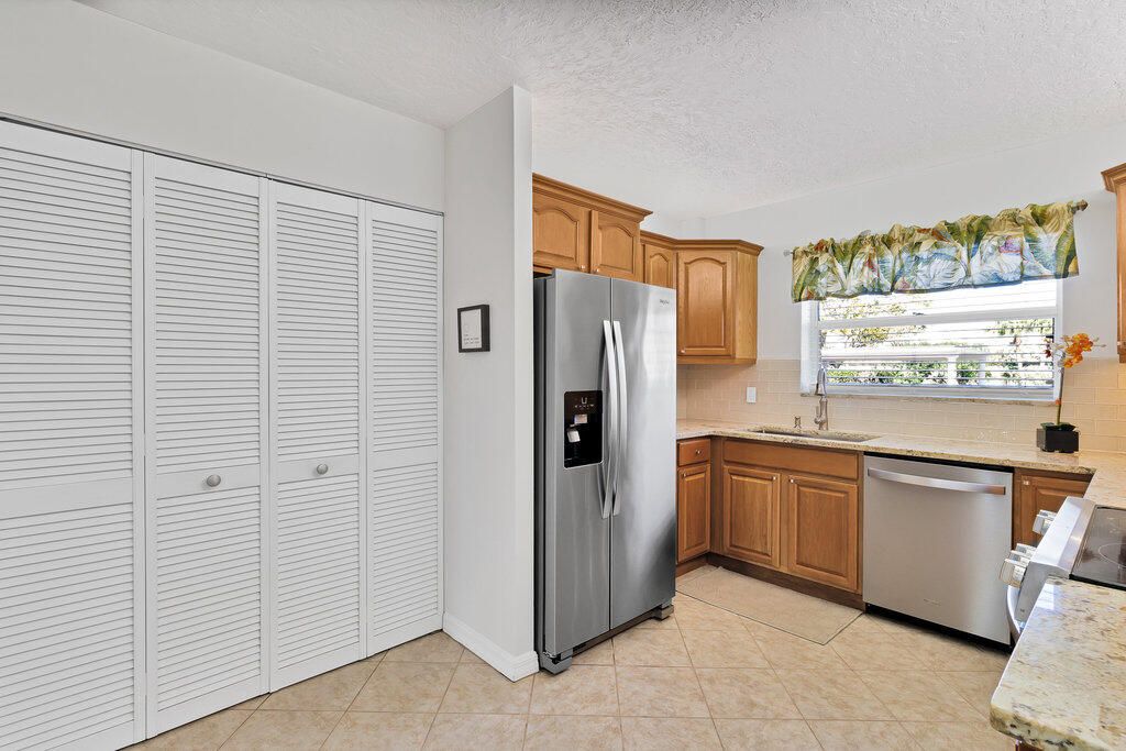 For Sale: $215,900 (2 beds, 2 baths, 1200 Square Feet)