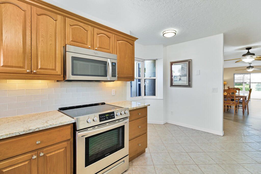 For Sale: $215,900 (2 beds, 2 baths, 1200 Square Feet)