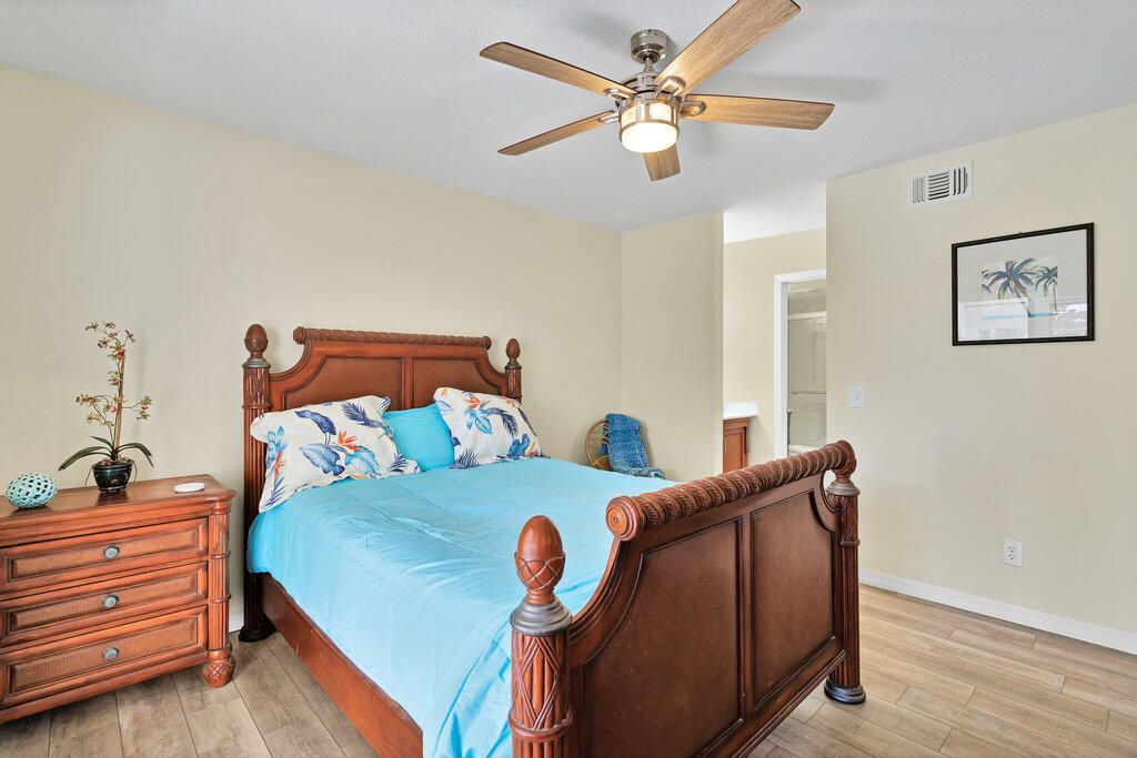 For Sale: $215,900 (2 beds, 2 baths, 1200 Square Feet)