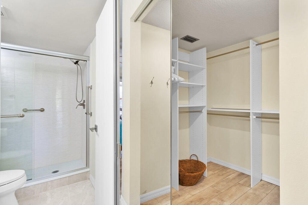 For Sale: $215,900 (2 beds, 2 baths, 1200 Square Feet)