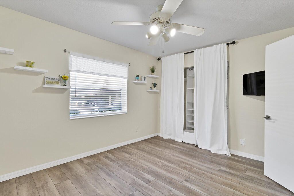 For Sale: $215,900 (2 beds, 2 baths, 1200 Square Feet)