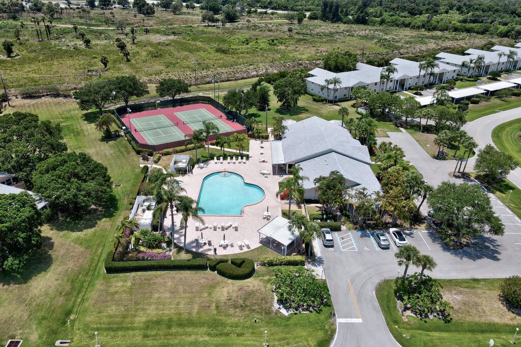 For Sale: $215,900 (2 beds, 2 baths, 1200 Square Feet)