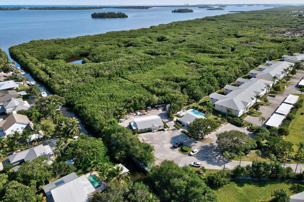 For Sale: $215,900 (2 beds, 2 baths, 1200 Square Feet)