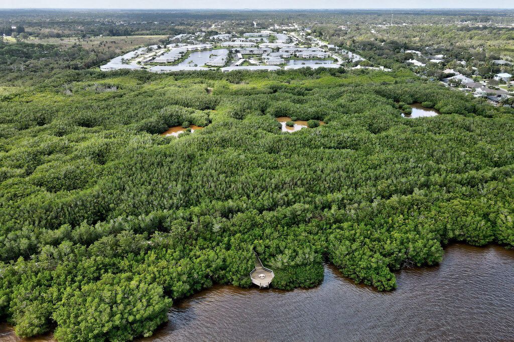 For Sale: $215,900 (2 beds, 2 baths, 1200 Square Feet)