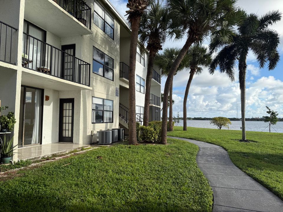 For Sale: $195,000 (1 beds, 1 baths, 728 Square Feet)