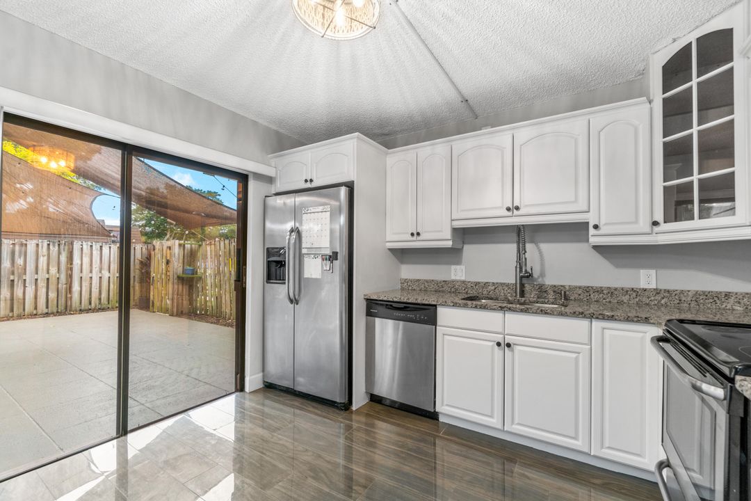 For Rent: $2,700 (2 beds, 2 baths, 1236 Square Feet)