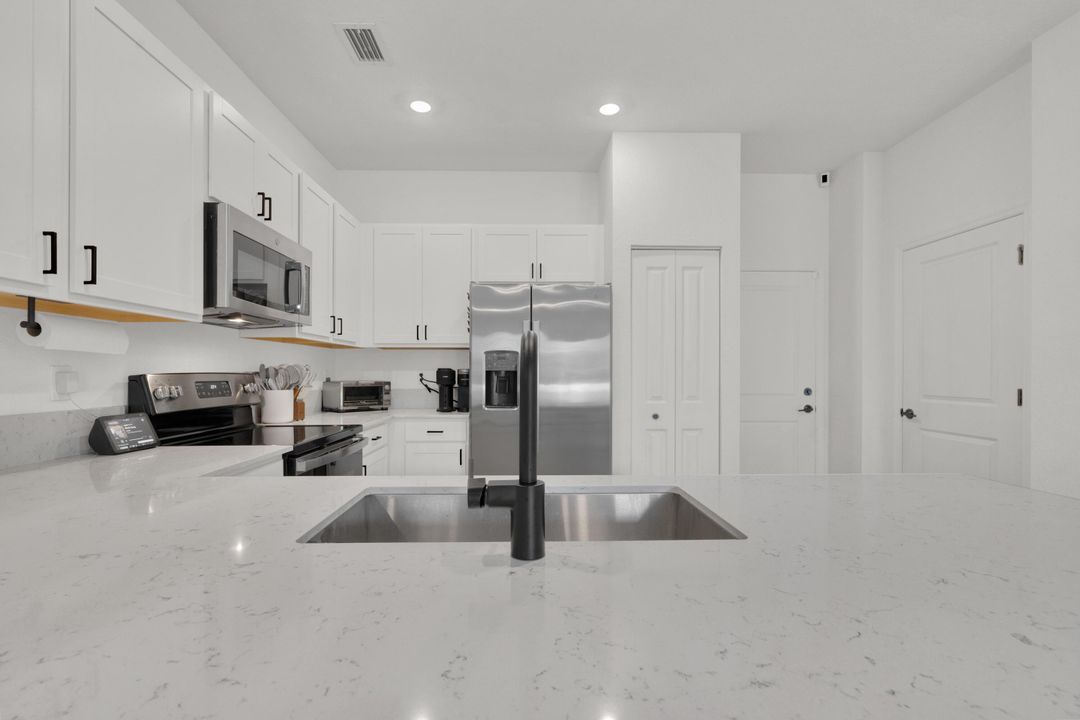 待售: $565,000 (4 贝兹, 2 浴室, 1750 平方英尺)