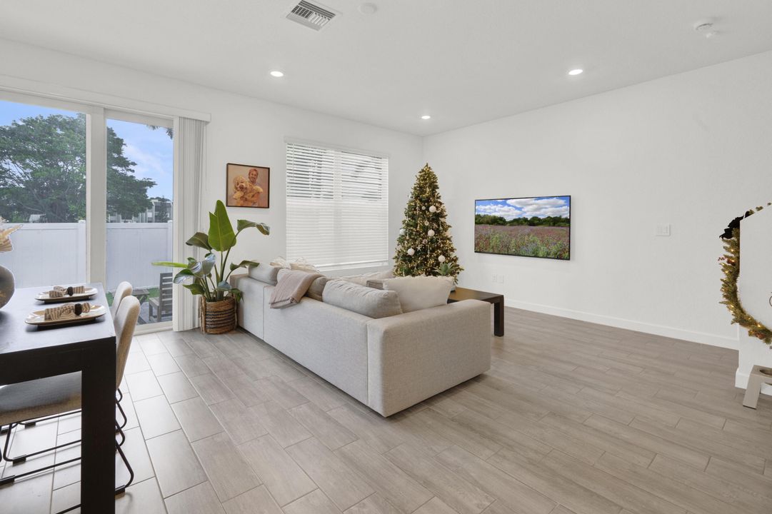 待售: $565,000 (4 贝兹, 2 浴室, 1750 平方英尺)