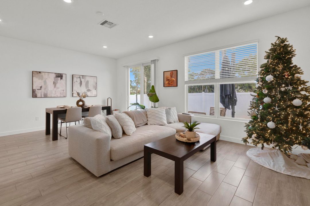 待售: $565,000 (4 贝兹, 2 浴室, 1750 平方英尺)