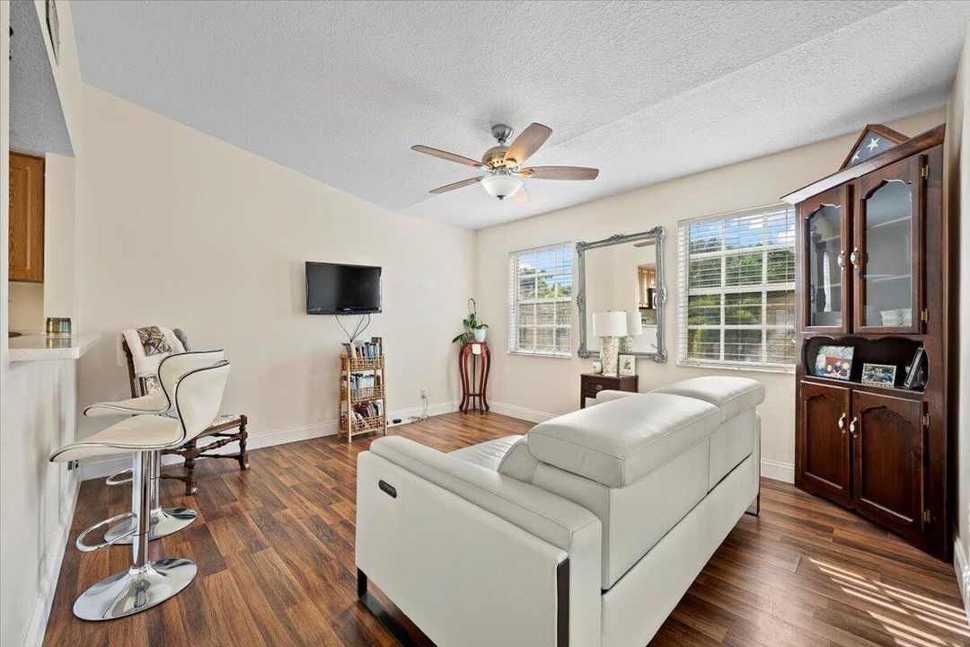 待售: $320,000 (2 贝兹, 2 浴室, 1111 平方英尺)