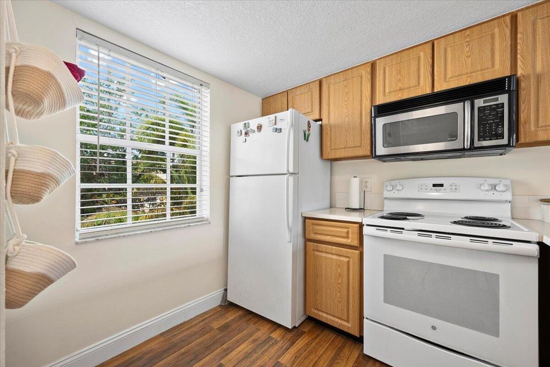 待售: $320,000 (2 贝兹, 2 浴室, 1111 平方英尺)