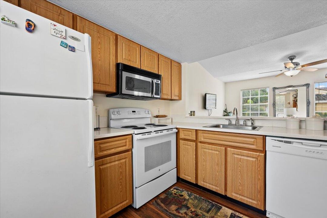 待售: $320,000 (2 贝兹, 2 浴室, 1111 平方英尺)