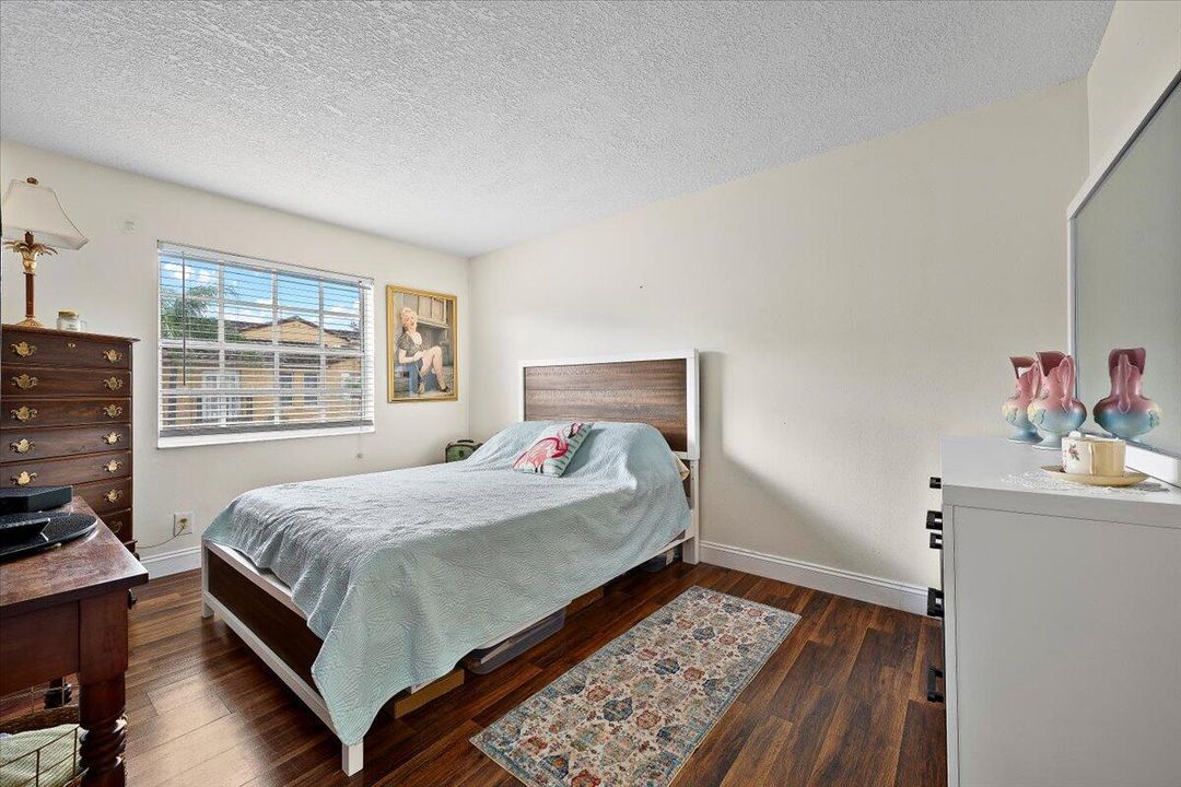 待售: $320,000 (2 贝兹, 2 浴室, 1111 平方英尺)