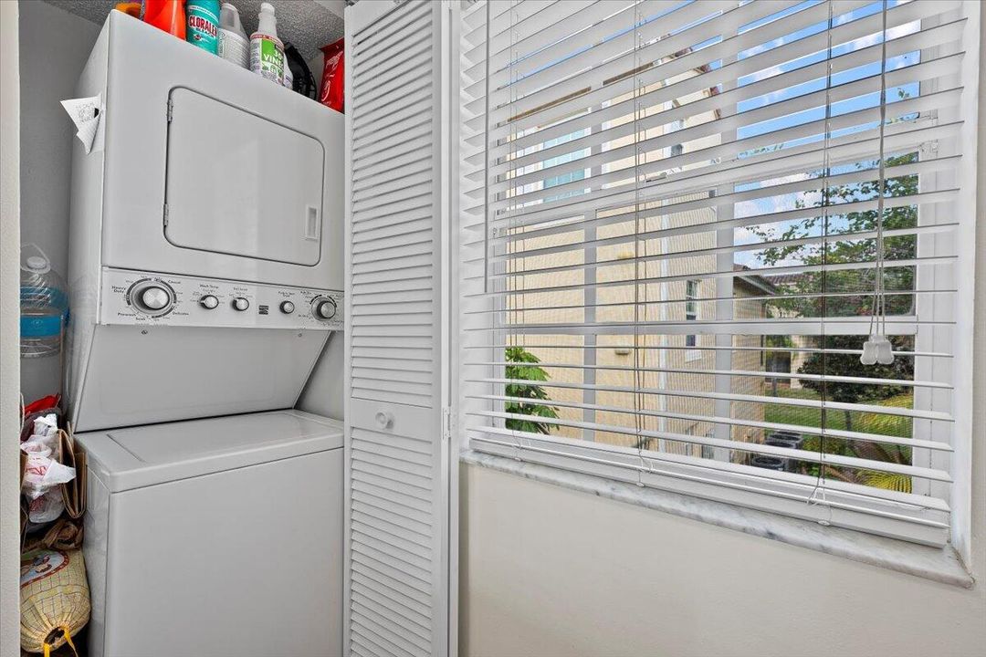 待售: $320,000 (2 贝兹, 2 浴室, 1111 平方英尺)