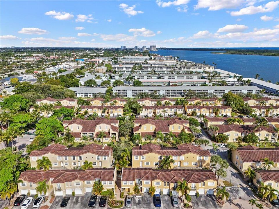 待售: $320,000 (2 贝兹, 2 浴室, 1111 平方英尺)