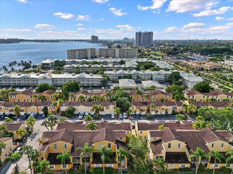 待售: $320,000 (2 贝兹, 2 浴室, 1111 平方英尺)