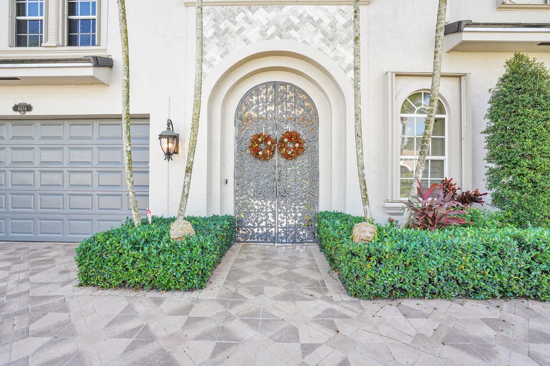 For Sale: $2,150,000 (5 beds, 4 baths, 4062 Square Feet)